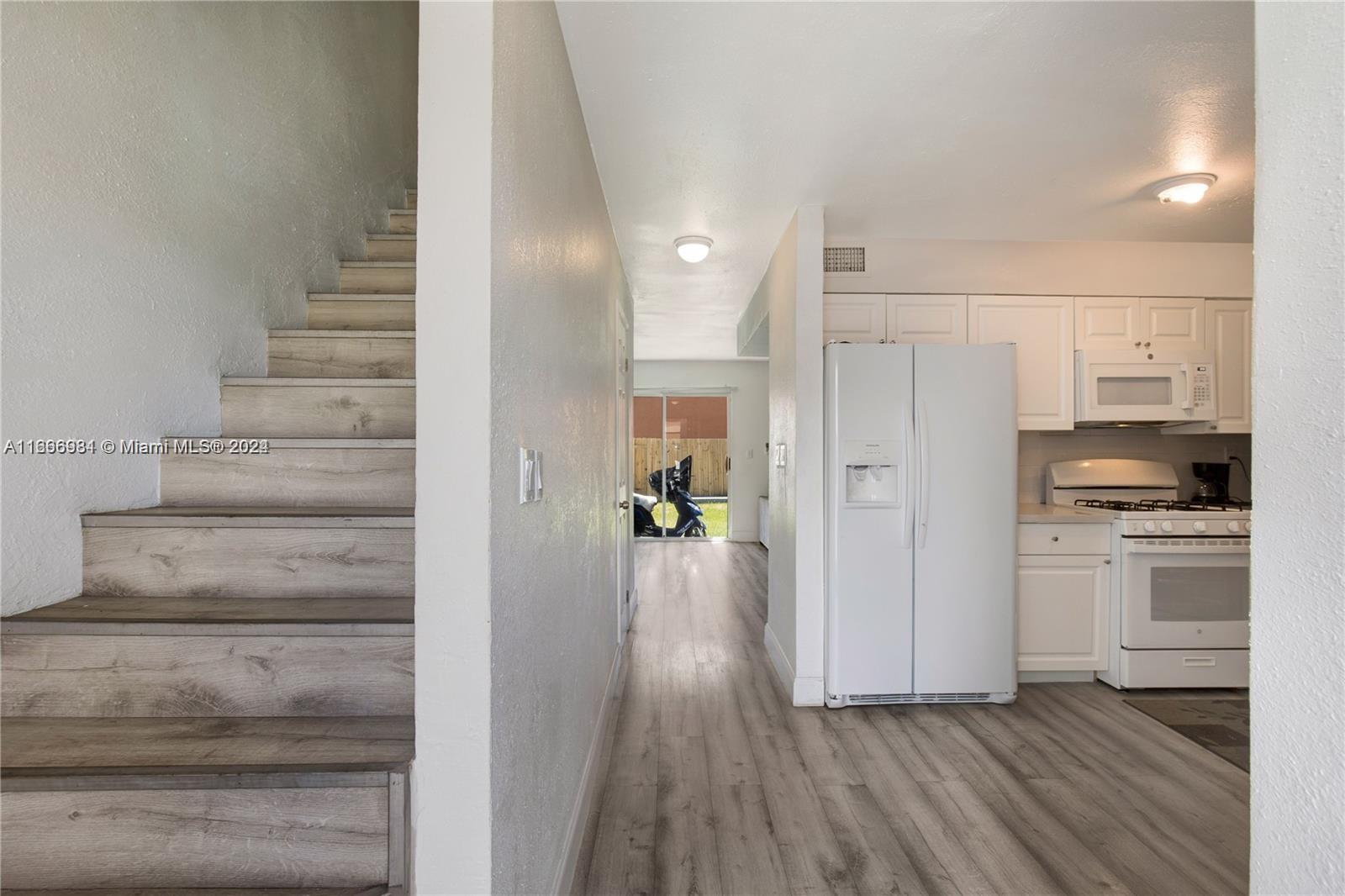 532 NW 11th St, Miami FL 33136 photo 2