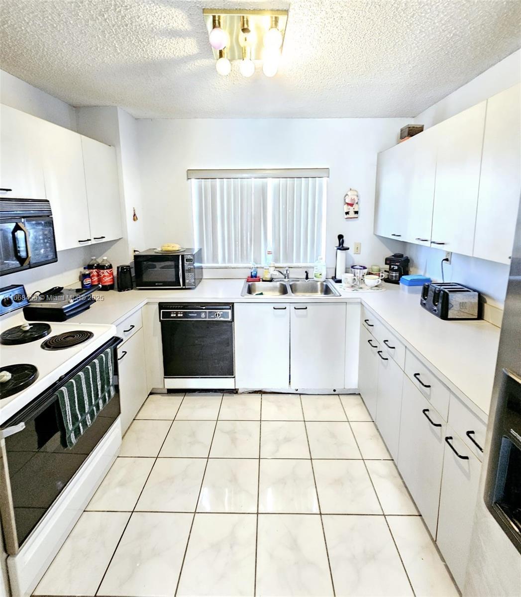 12662 NW 8th Trl, Miami FL 33182 photo 3