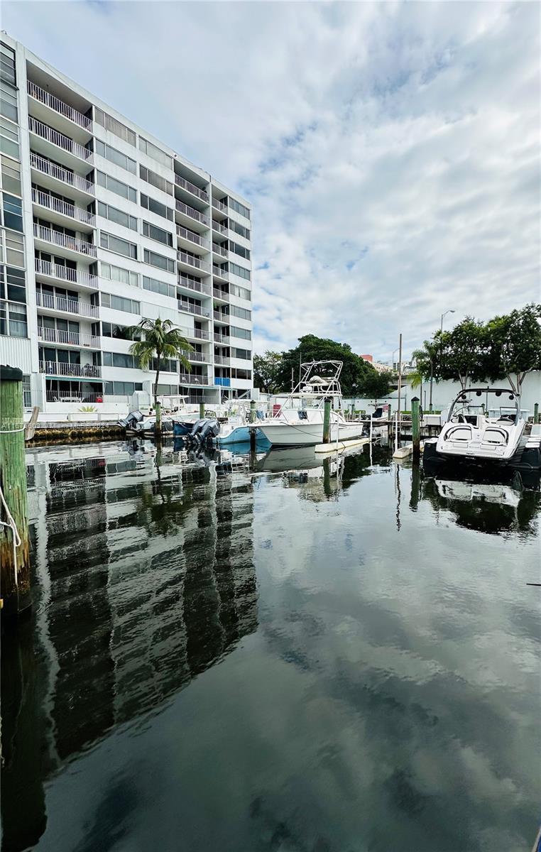 1700 NW N River Dr, Miami FL 33125 photo 4
