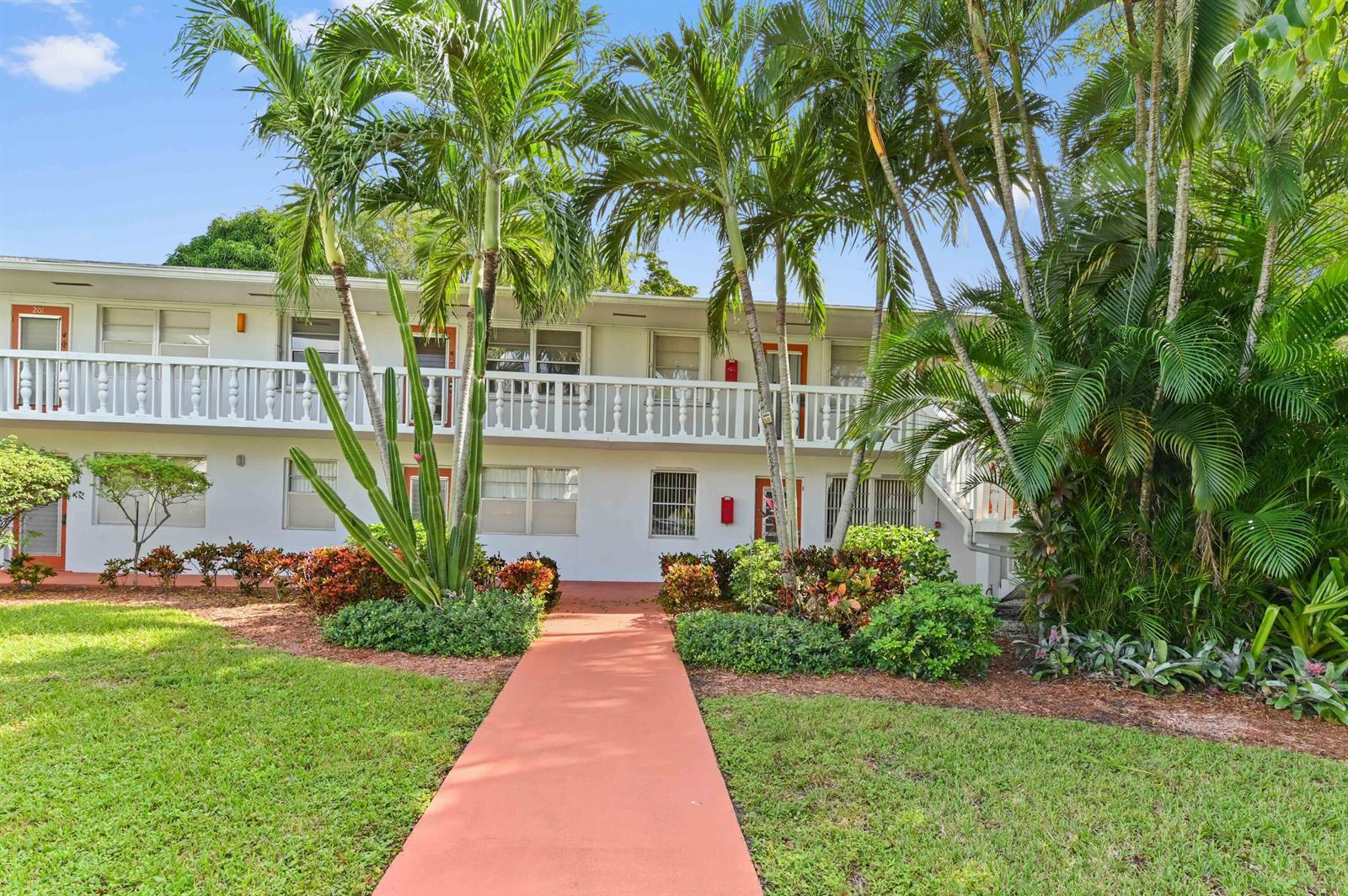 203 Ellesmere D, Deerfield Beach FL 33442 photo 2