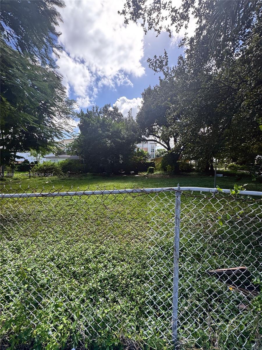 2778 NW 44th St, Miami FL 33142 photo 2