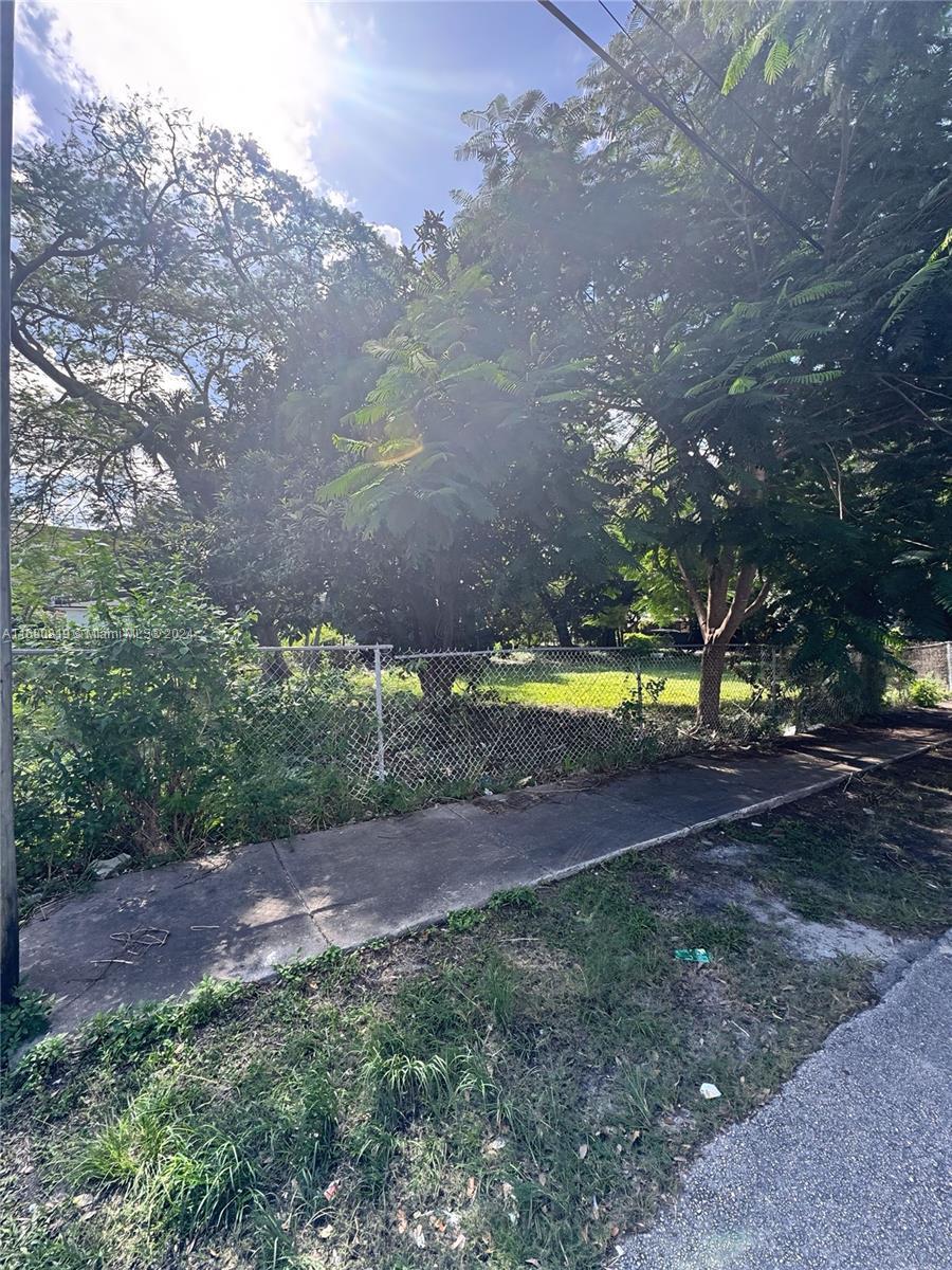 2778 NW 44th St, Miami FL 33142 photo 4
