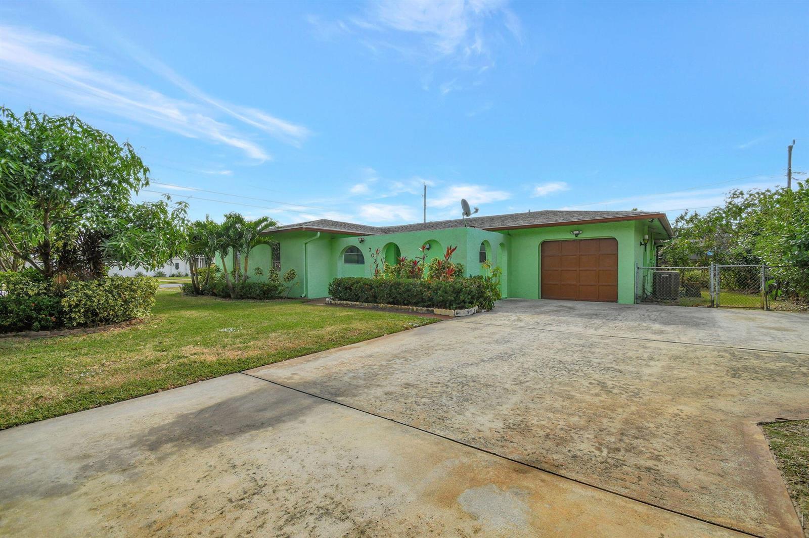 702 SW 23rd Terrace, Boynton Beach FL 33435 photo 2