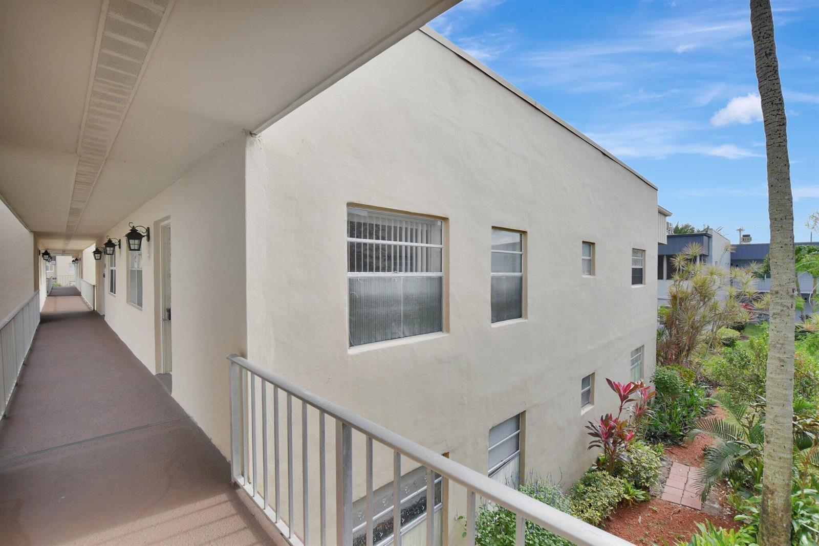 78 Burgundy B, Delray Beach FL 33484 photo 2