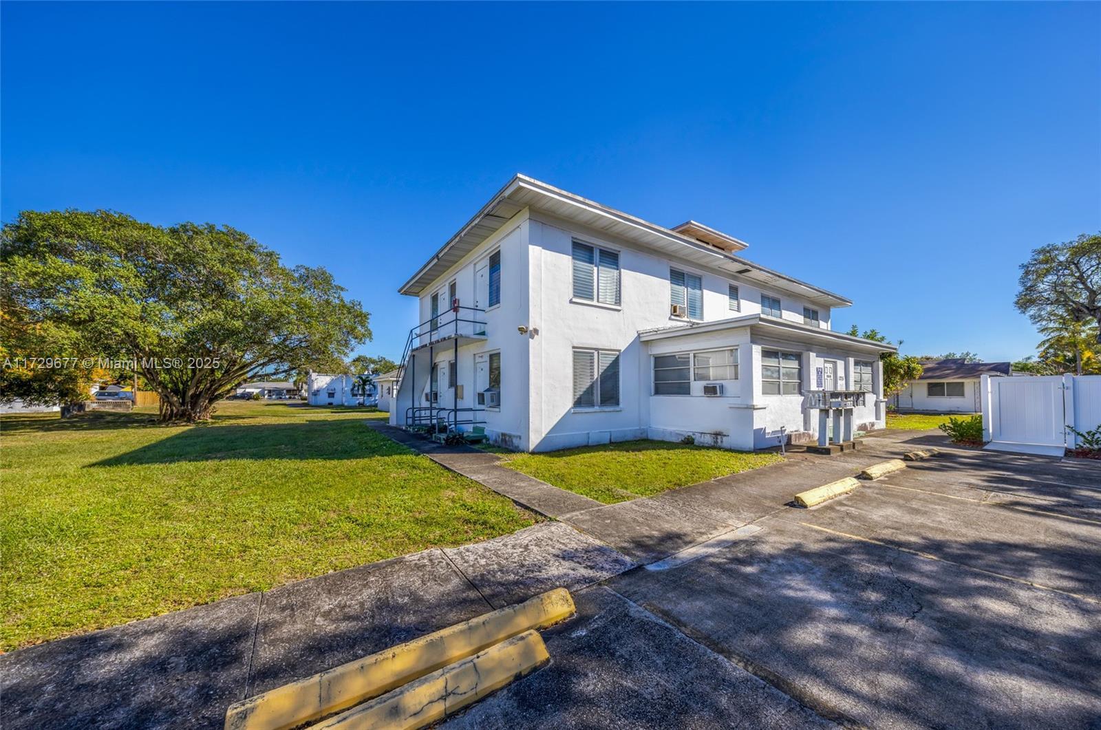 1215 N 17th Ct, Hollywood FL 33020 photo 5