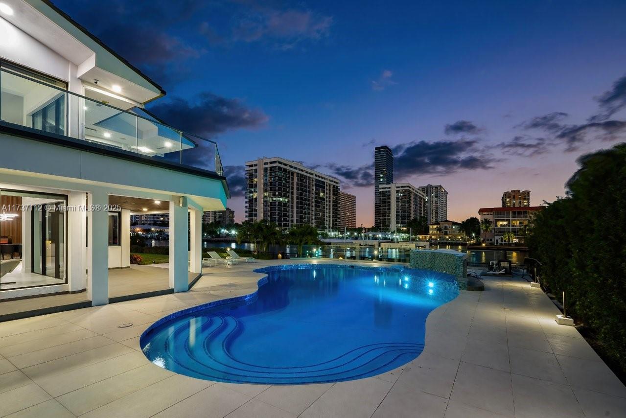 607 Palm Dr, Hallandale Beach FL 33009 photo 2
