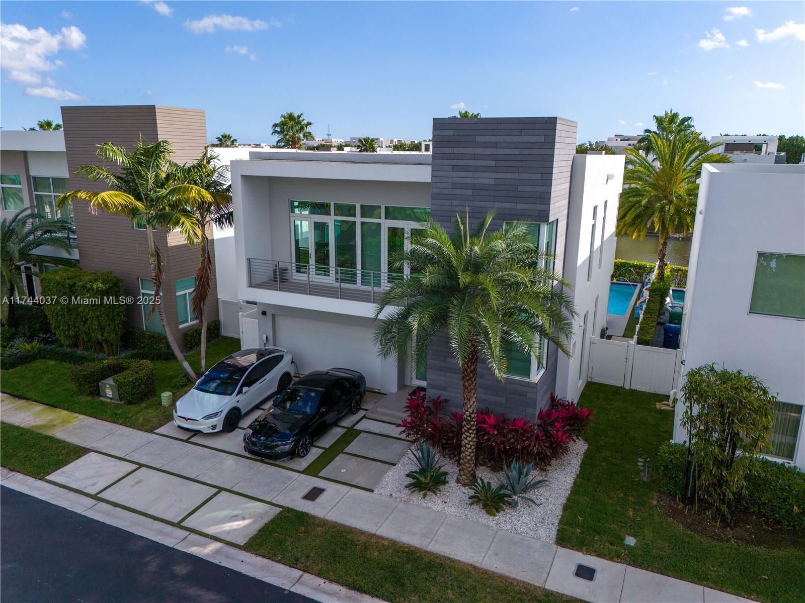 10580 NW 68th Ter, Doral FL 33178 photo 2