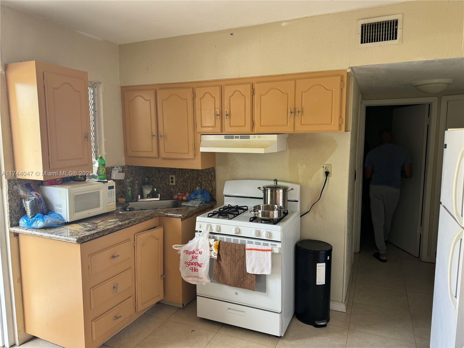 655 NE 135th St, North Miami FL 33161 photo 3
