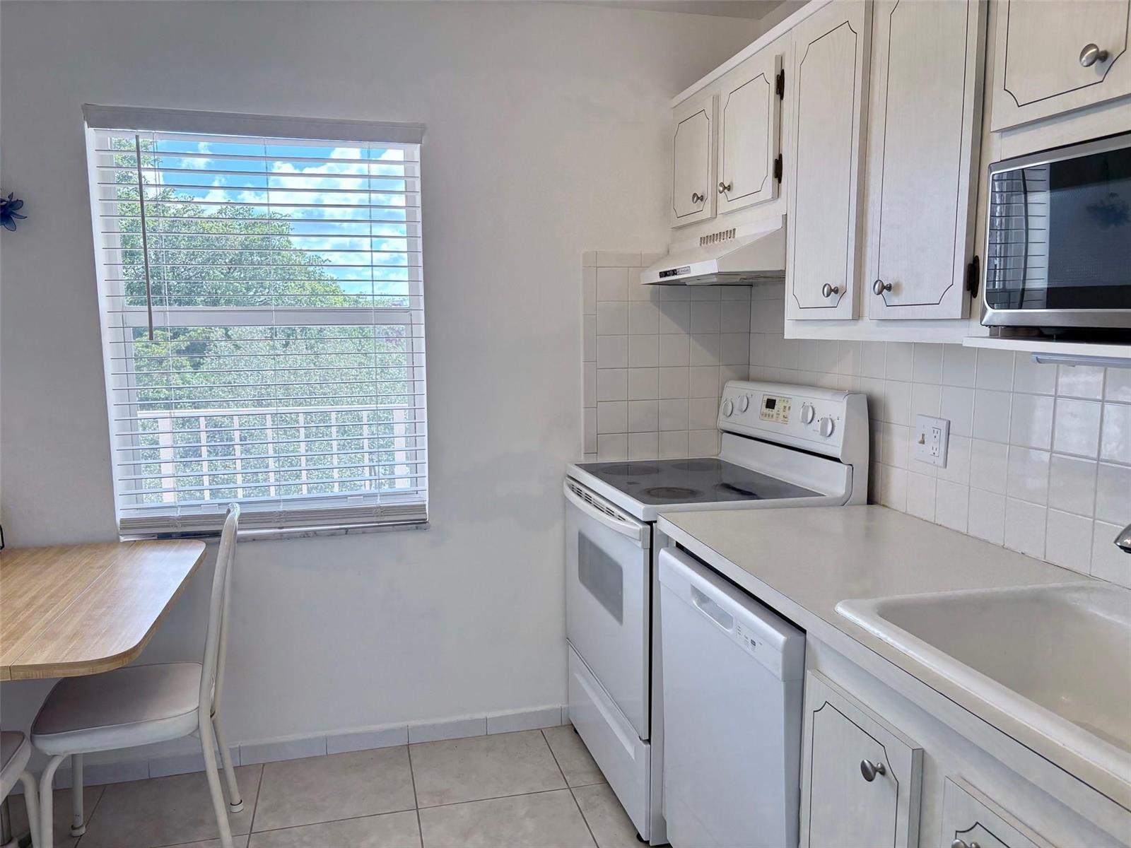 1055 Country Club Drive # 404, Margate FL 33063 photo 4