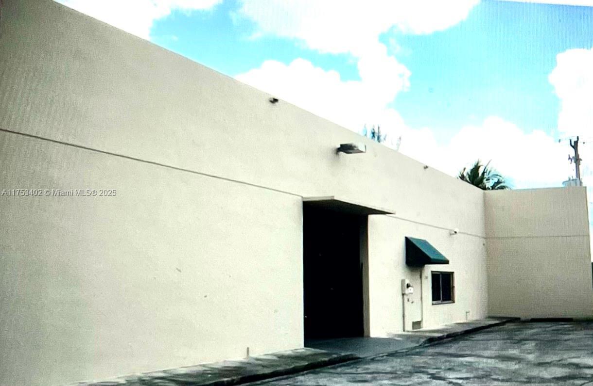 2705 NW 108th Ave, Doral FL 33172 photo 2