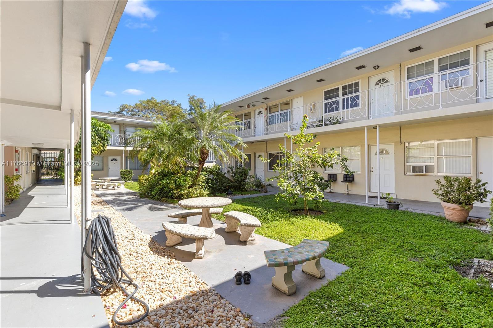 2000 Buchanan St, Hollywood FL 33020 photo 2