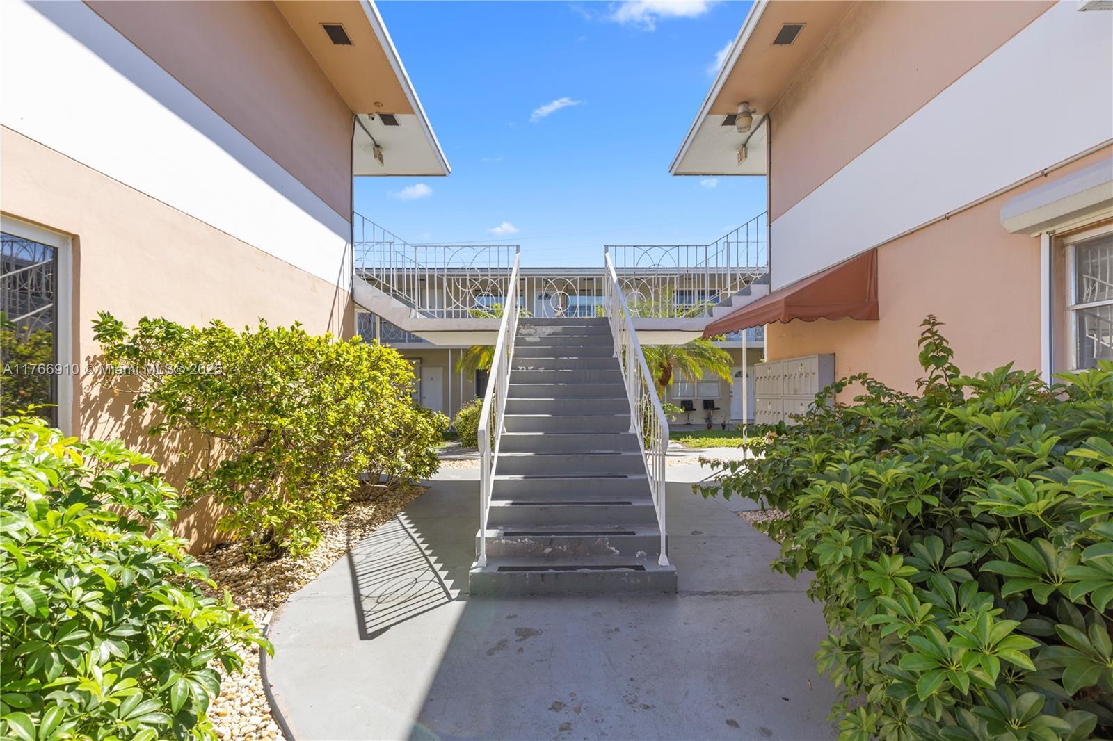 2000 Buchanan St, Hollywood FL 33020 photo 3