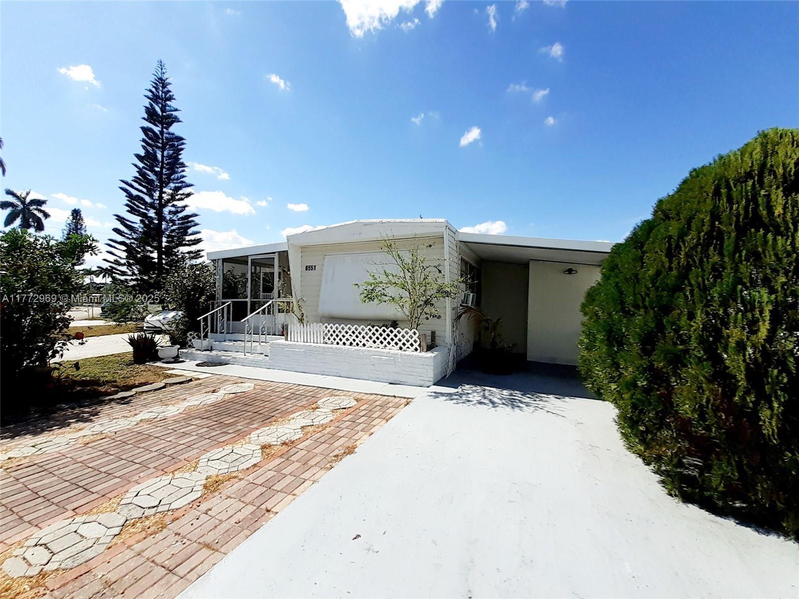8551 SW 18th Pl, Davie FL 33324 photo 2