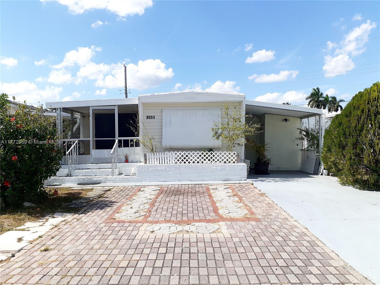 8551 SW 18th Pl, Davie FL 33324