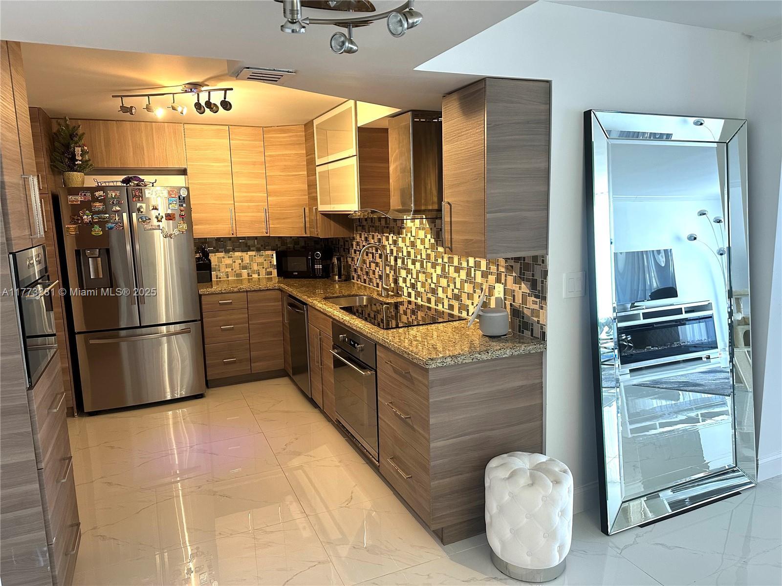 427 Golden Isles Dr # 5G, Hallandale Beach FL 33009 photo 4