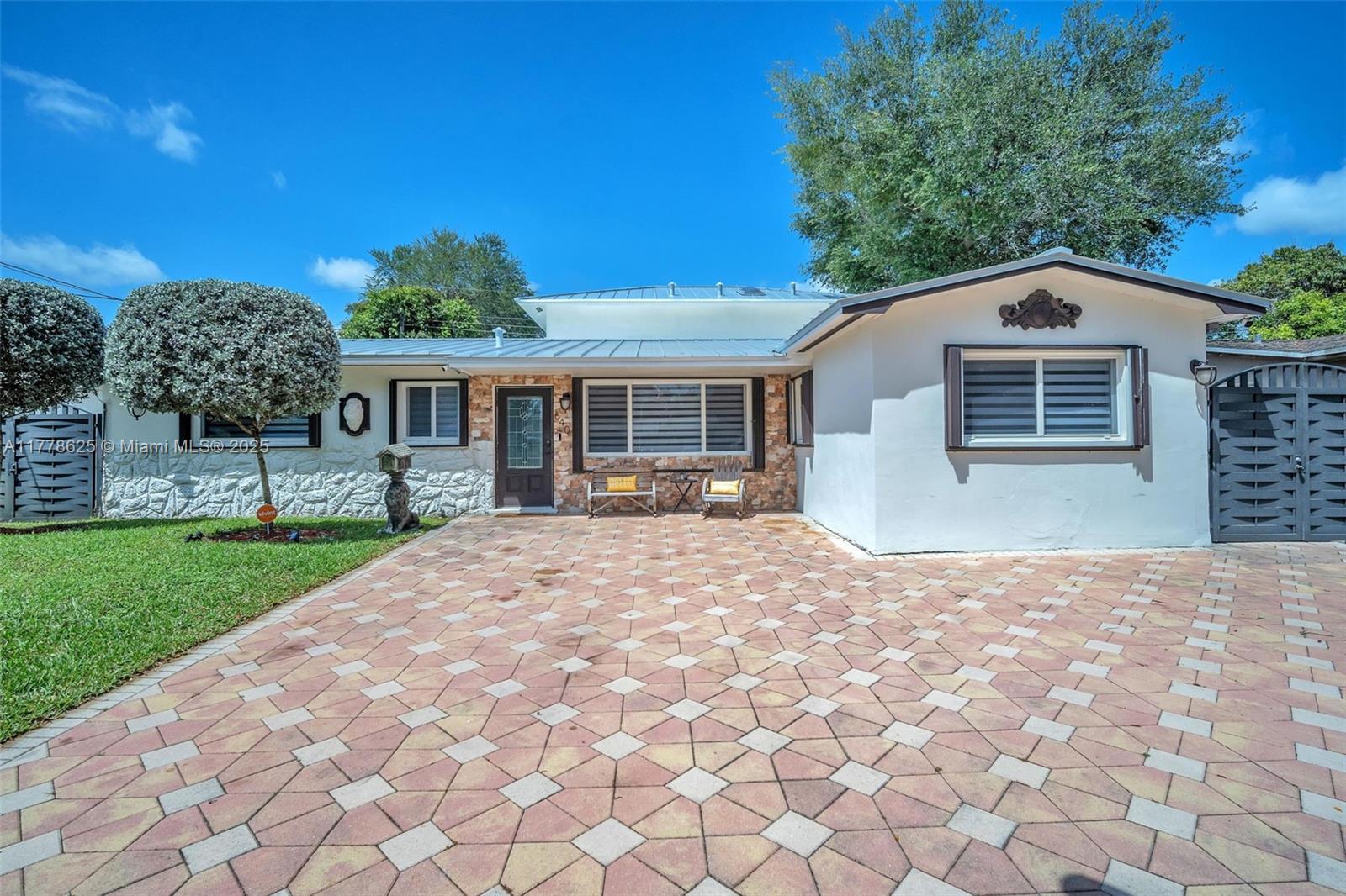 640 SW 69th Way, Pembroke Pines FL 33023