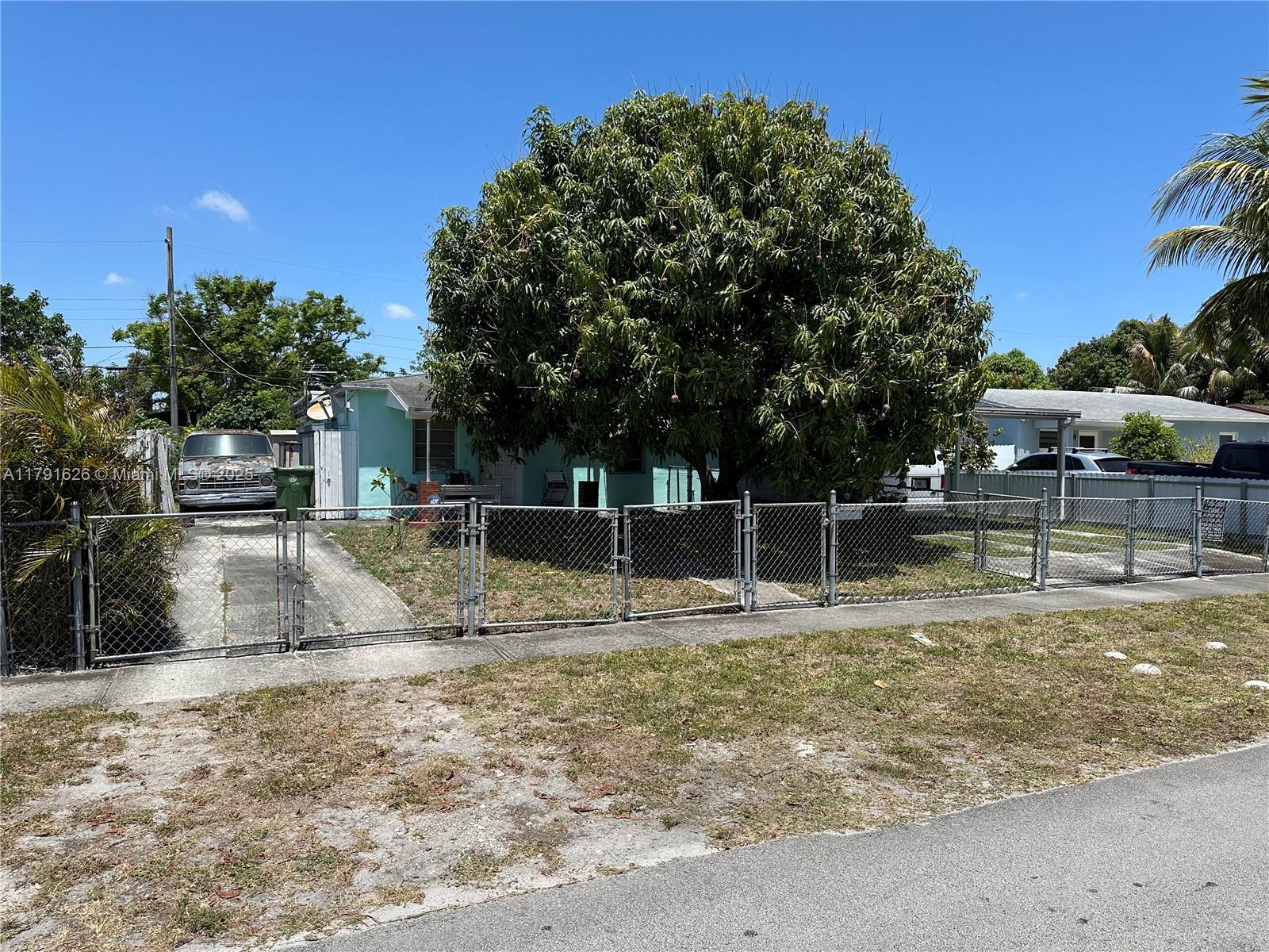 911 E 39th Pl, Hialeah FL 33013 photo 3