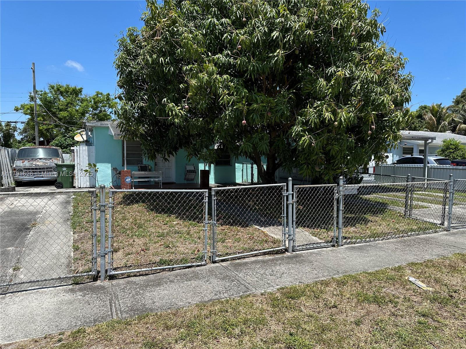 911 E 39th Pl, Hialeah FL 33013 photo 4