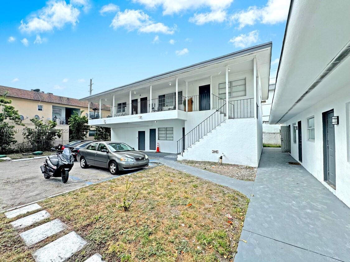 2414 Johnson St, Hollywood FL 33020 photo 3
