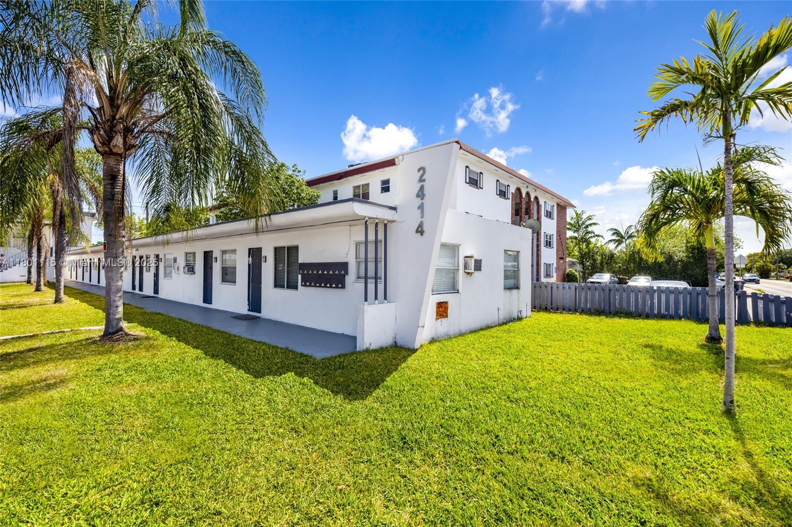 2414 Johnson St, Hollywood FL 33020