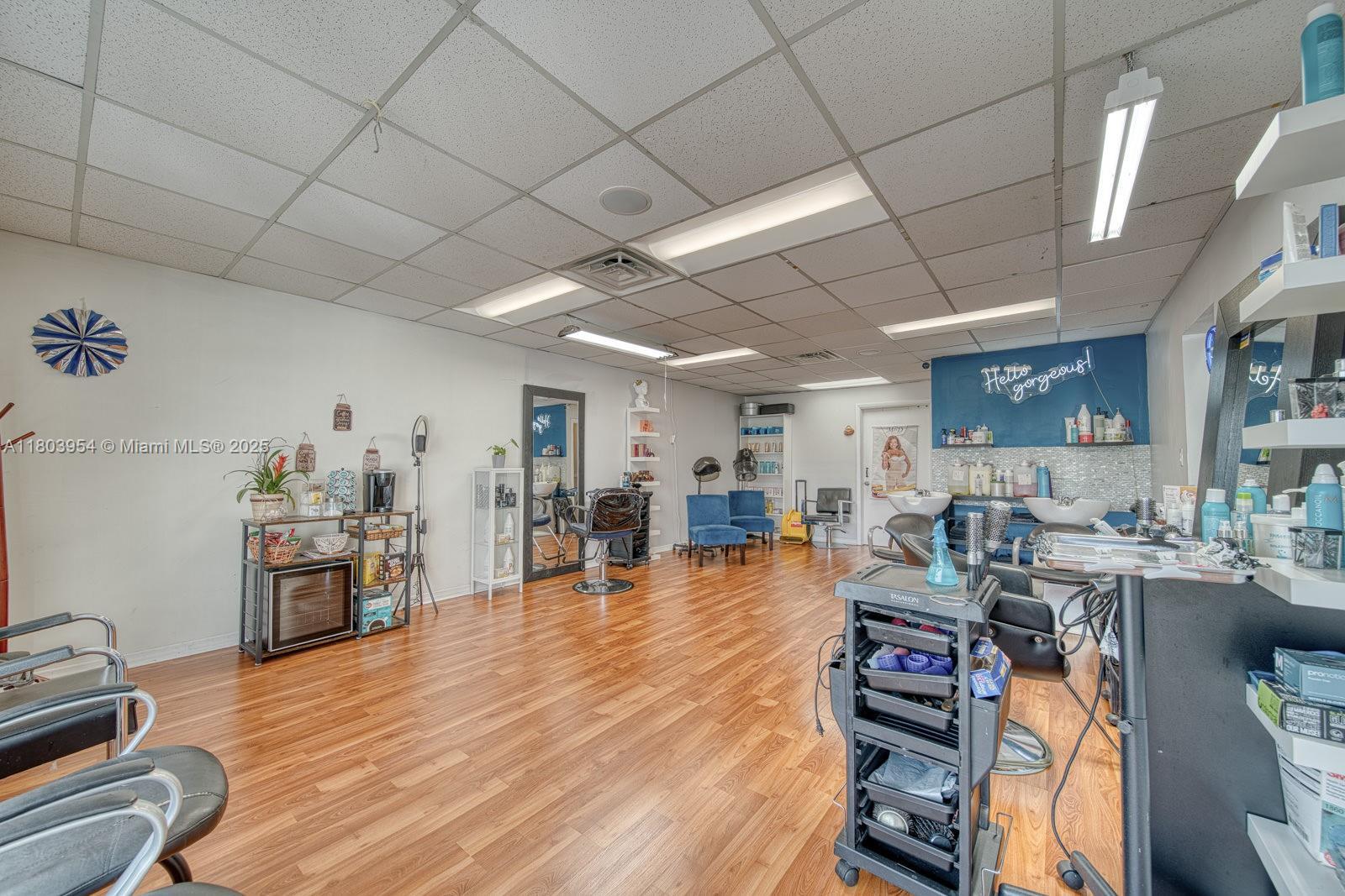 Stylish Beauty Salon in Prime Tamiami Park/FIU Campus Area, Miami FL 33165 photo 2