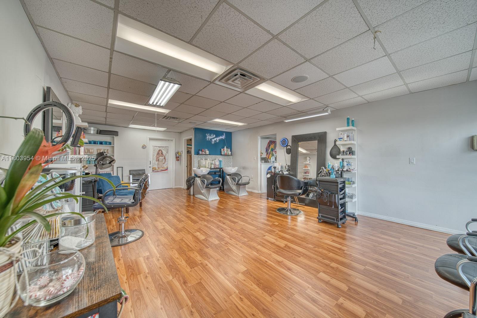 Stylish Beauty Salon in Prime Tamiami Park/FIU Campus Area, Miami FL 33165 photo 3