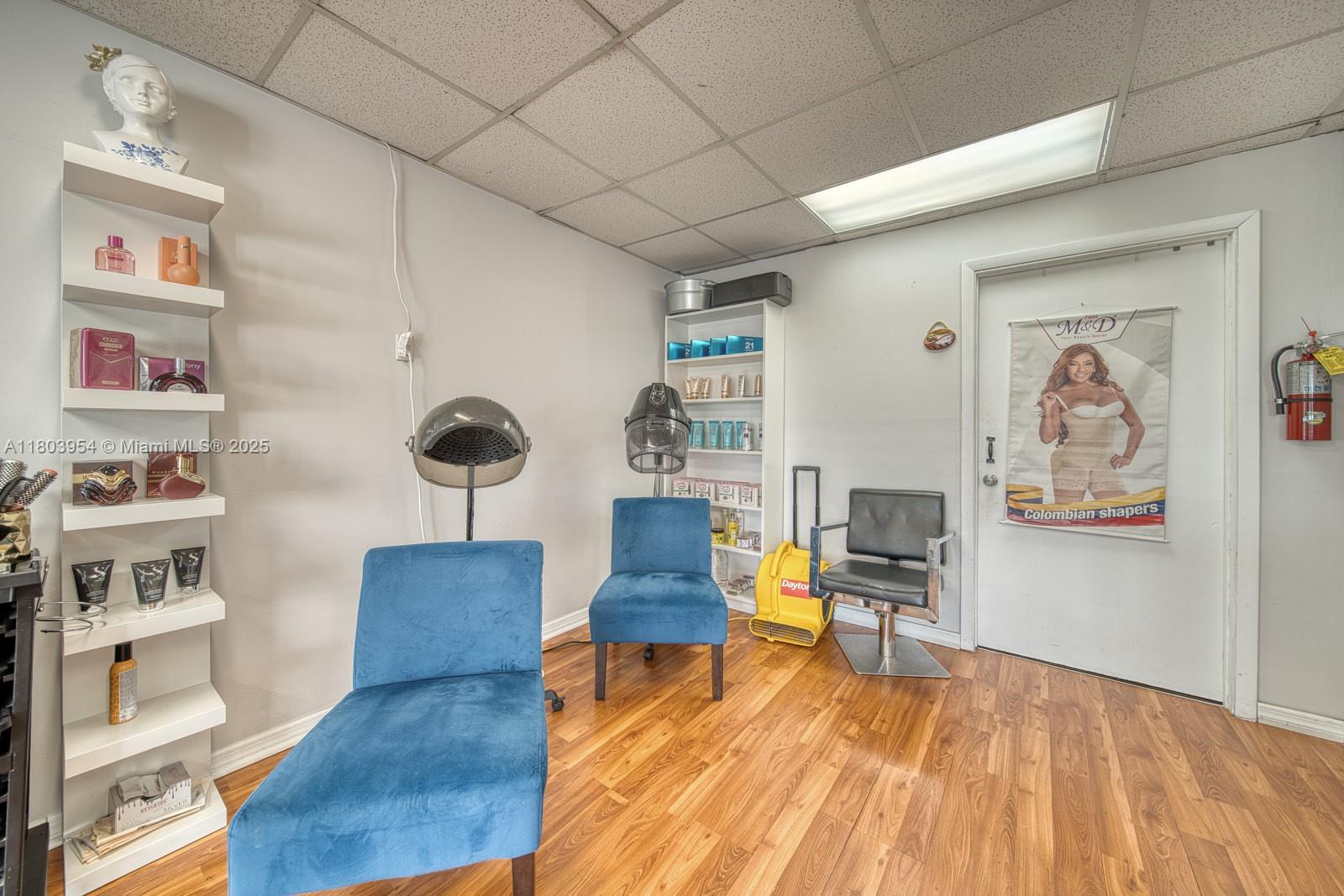 Stylish Beauty Salon in Prime Tamiami Park/FIU Campus Area, Miami FL 33165 photo 5