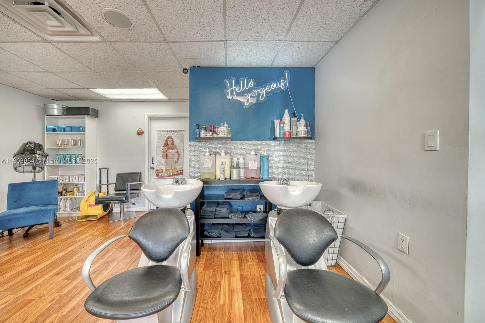 Stylish Beauty Salon in Prime Tamiami Park/FIU Campus Area, Miami FL 33165 photo 4
