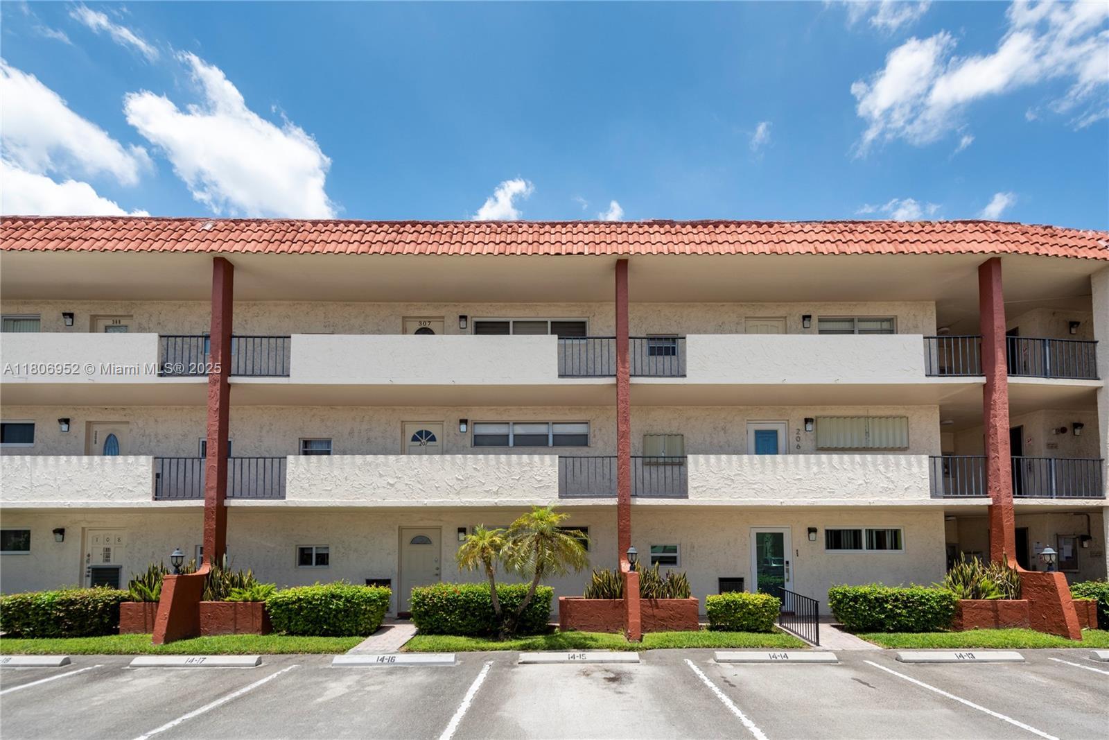 9823 S Hollybrook Lake Dr # 105, Pembroke Pines FL 33025