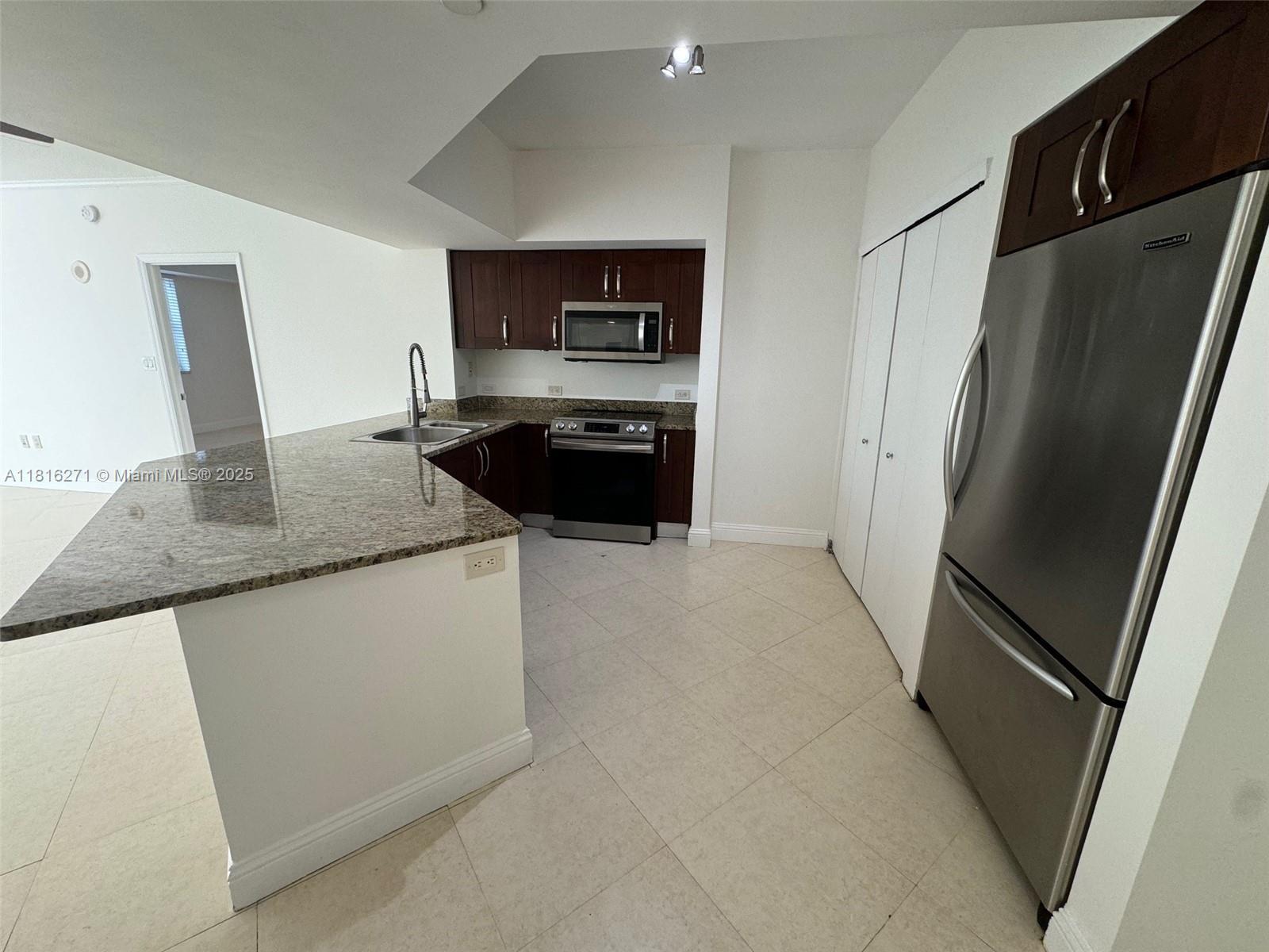 19900 E Country Club Dr # 209, Aventura FL 33180 photo 2