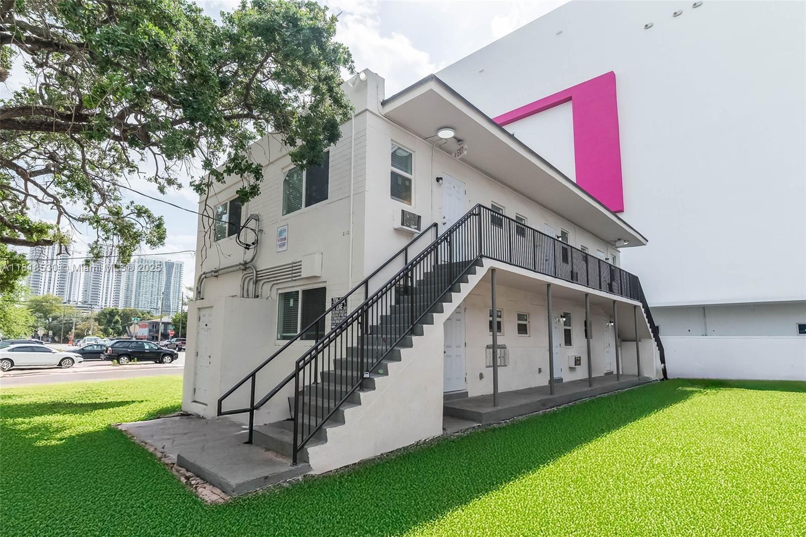212 NW 15th St, Miami FL 33136 photo 2
