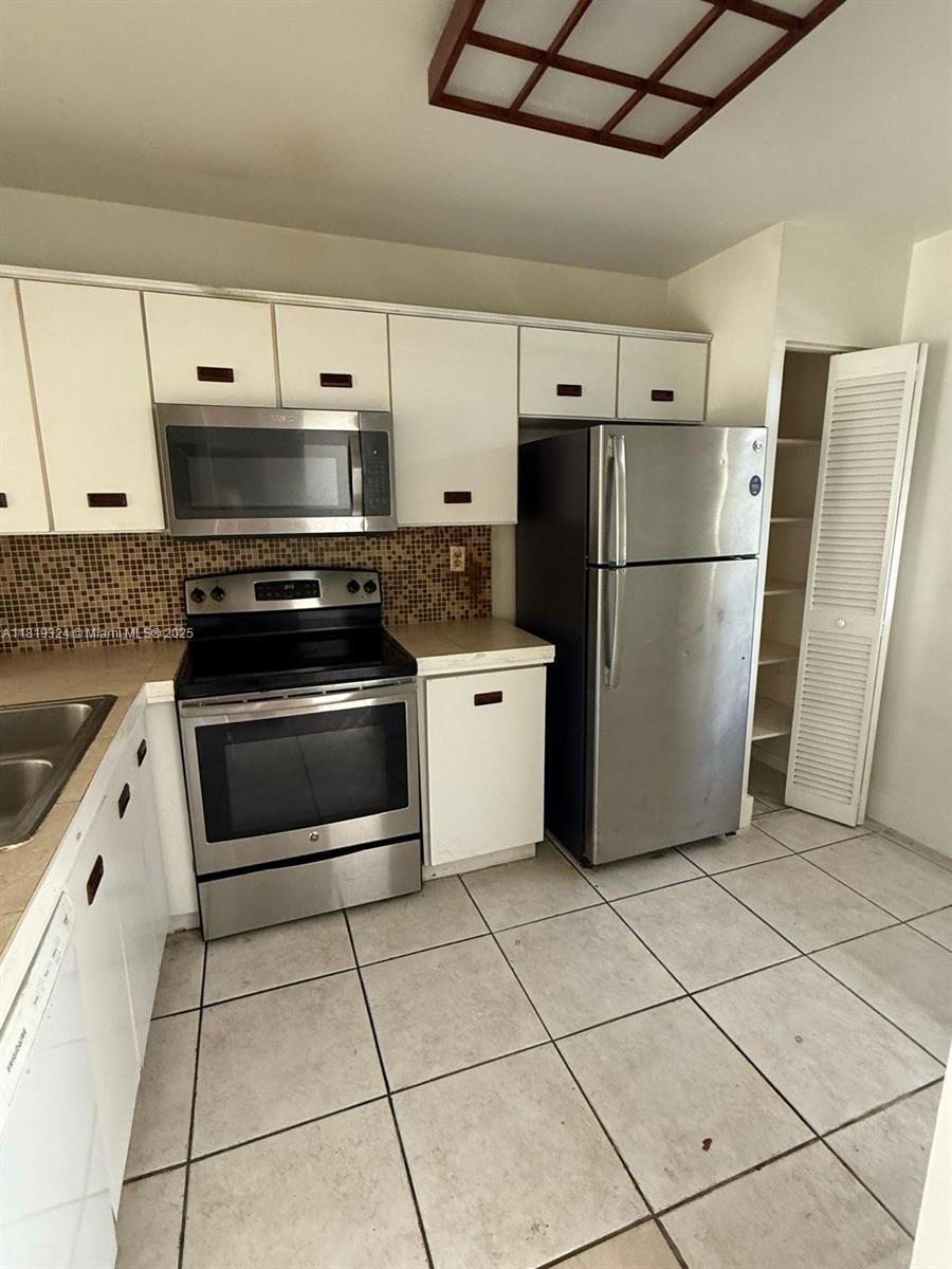 438 NE 210th Cir Ter # 4B, Miami FL 33179 photo 2
