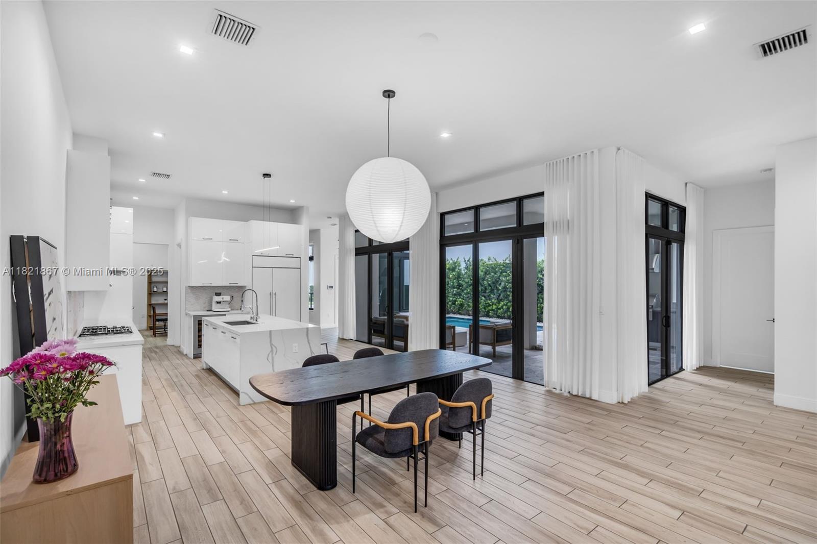8127 NW 48th Ter, Doral FL 33166 photo 2
