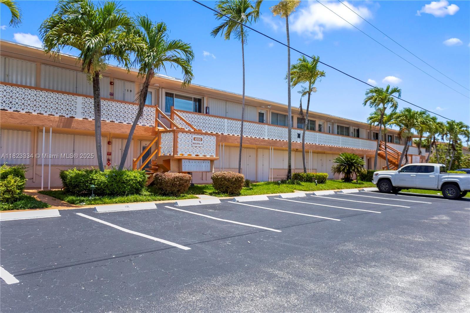 1030 SW 11th St # 8M, Hallandale Beach FL 33009