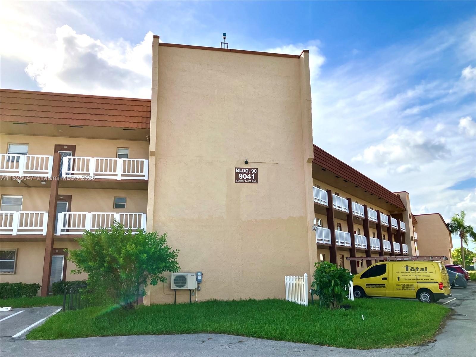 9041 Sunrise Lakes Blvd # 208, Sunrise FL 33322