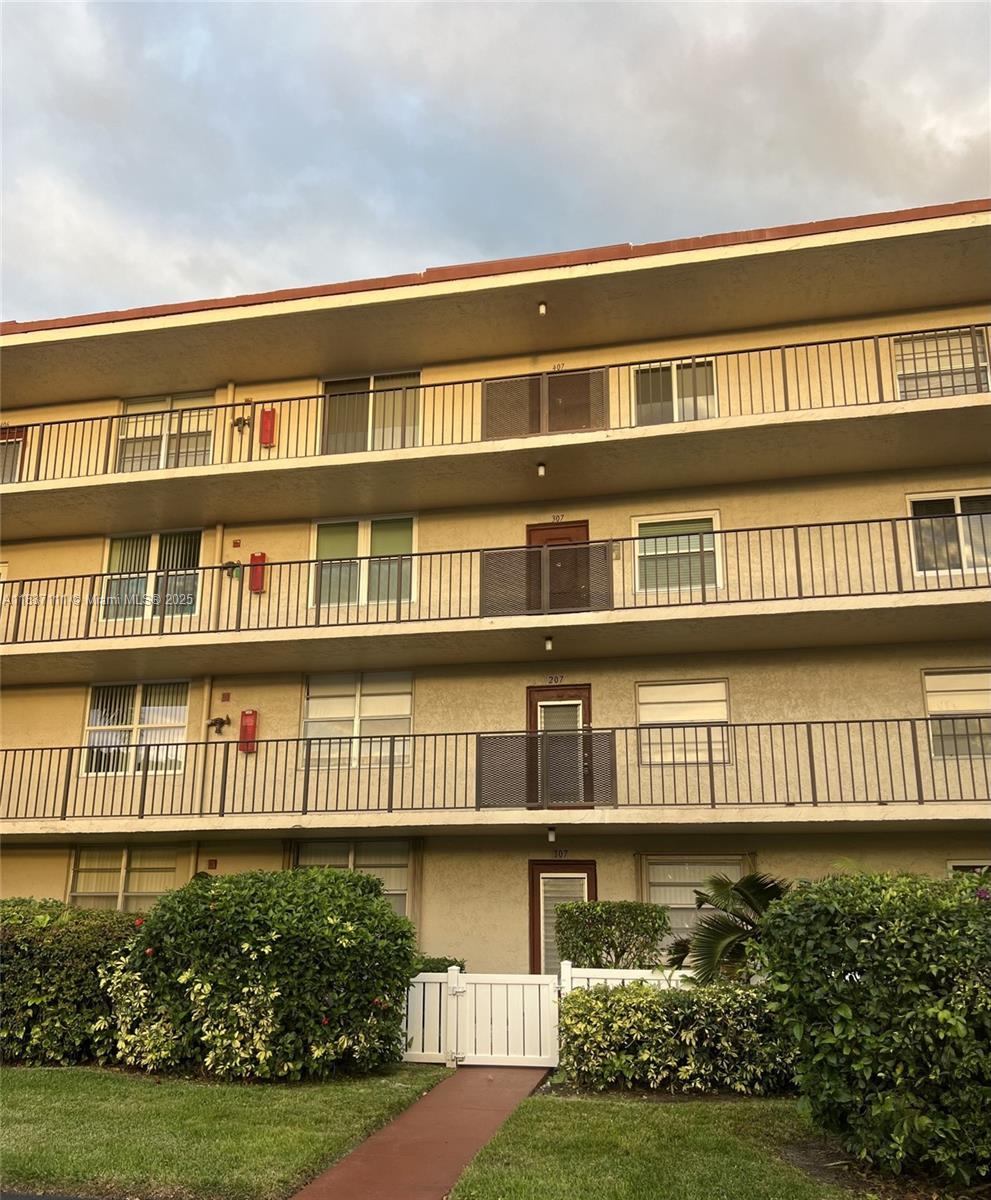 27 Abbey Ln # 107, Delray Beach FL 33446