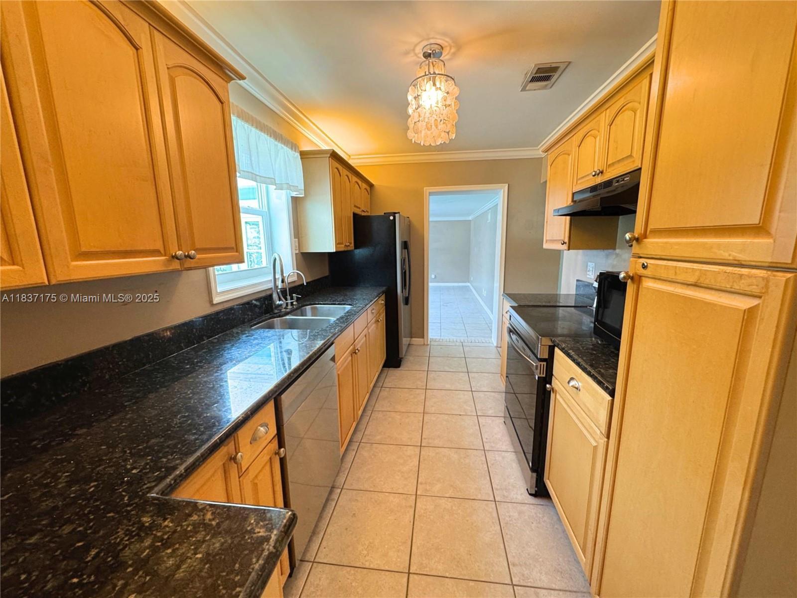 813 Date Palm Dr, Lake Park FL 33403 photo 4