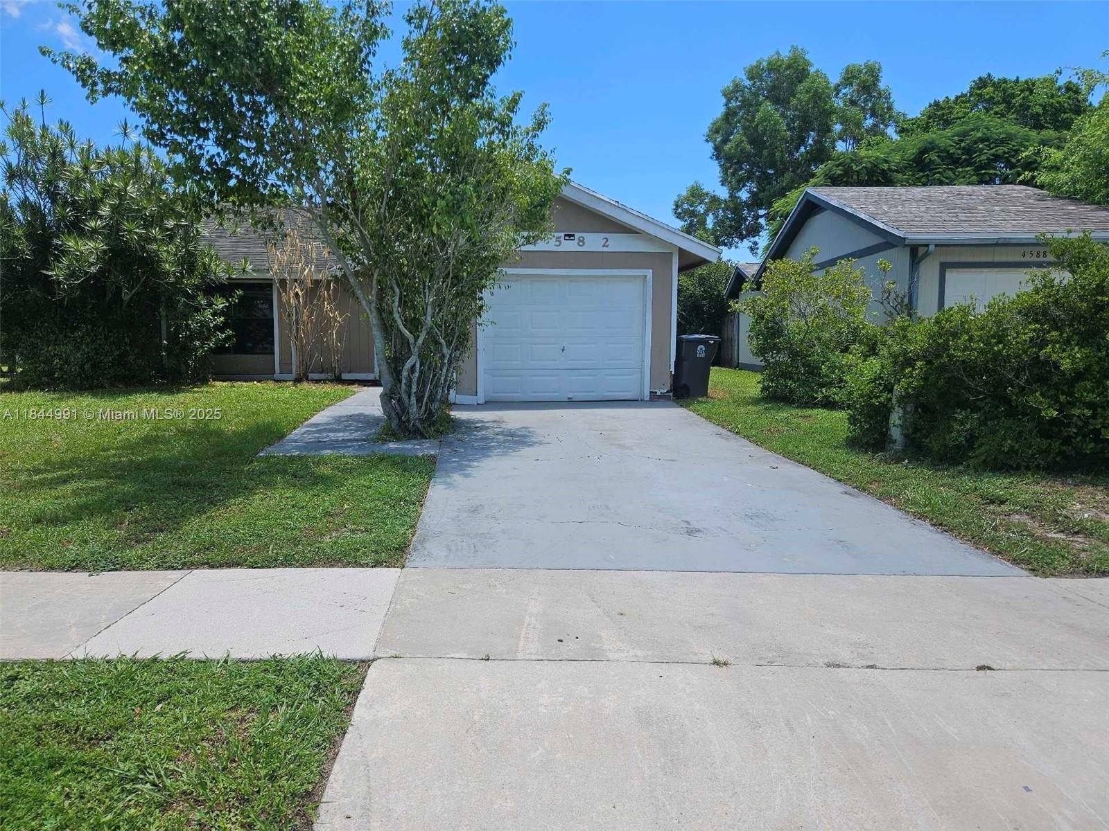 4582 Brook Dr, West Palm Beach FL 33417