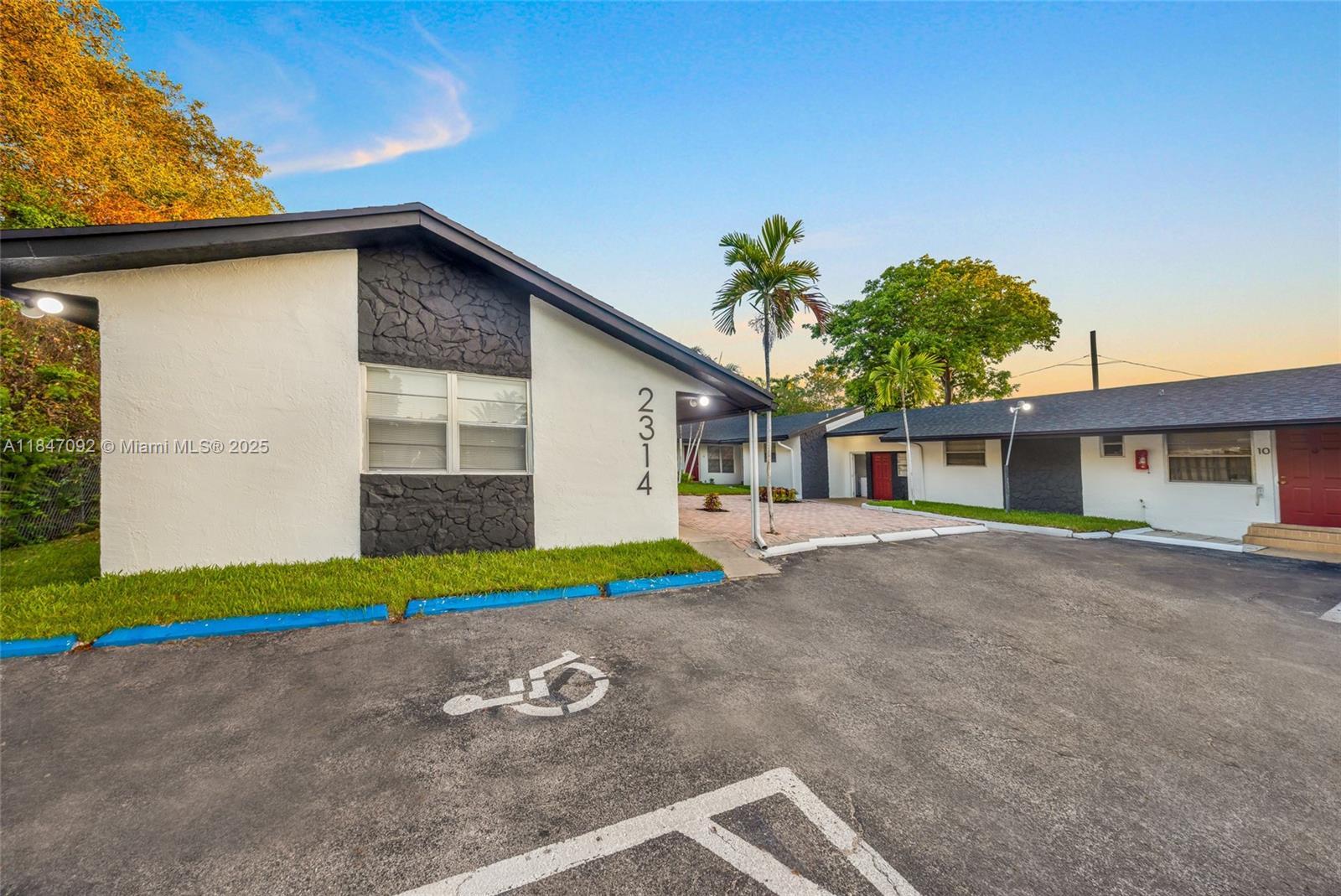2314 Polk St, Hollywood FL 33020 photo 2
