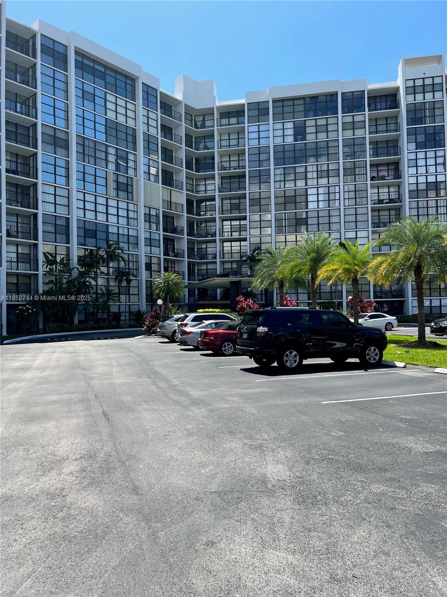 1000 Parkview Dr # 523, Hallandale Beach FL 33009