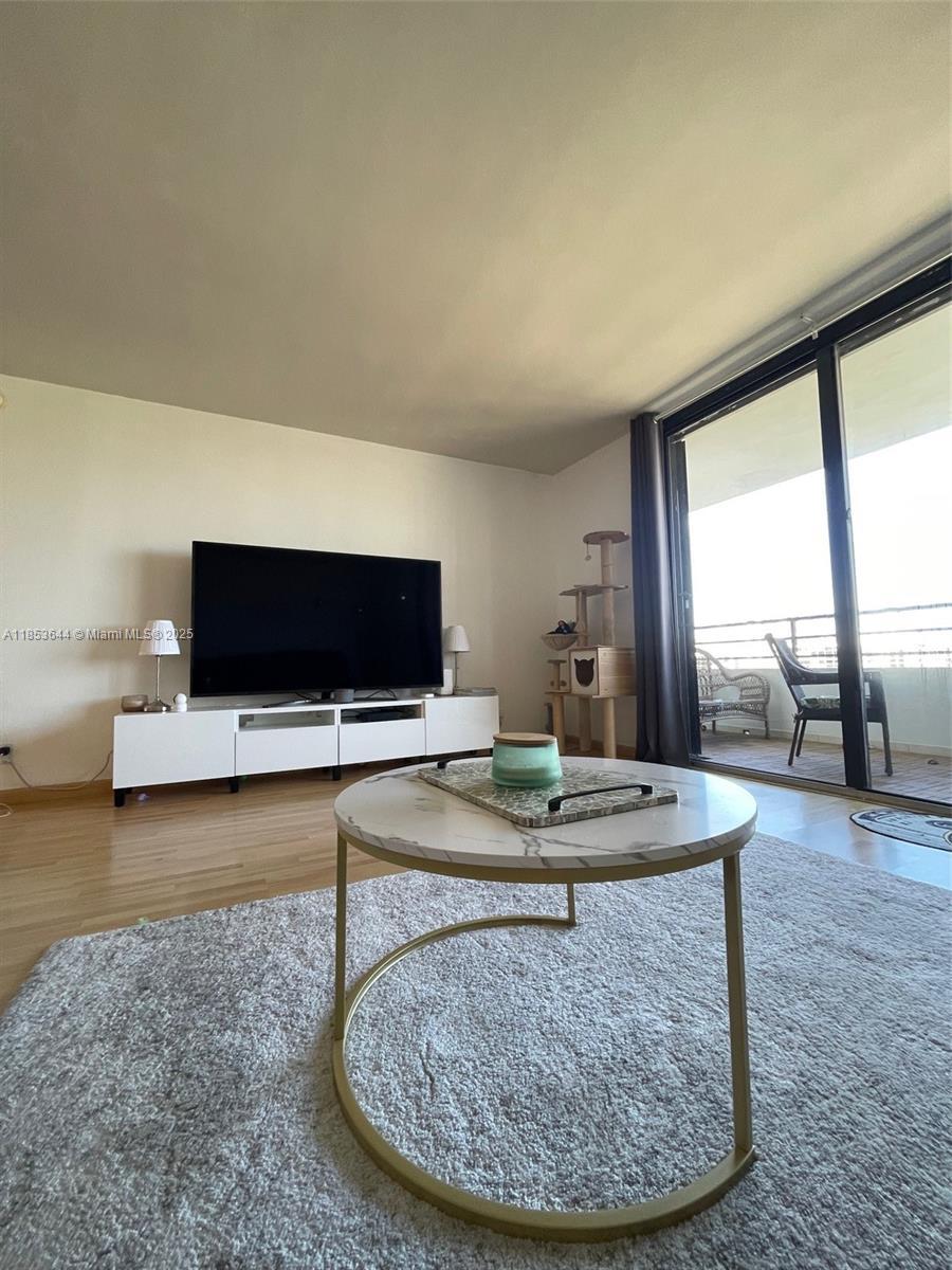 Hallandale Beach, FL 33009 photo 3