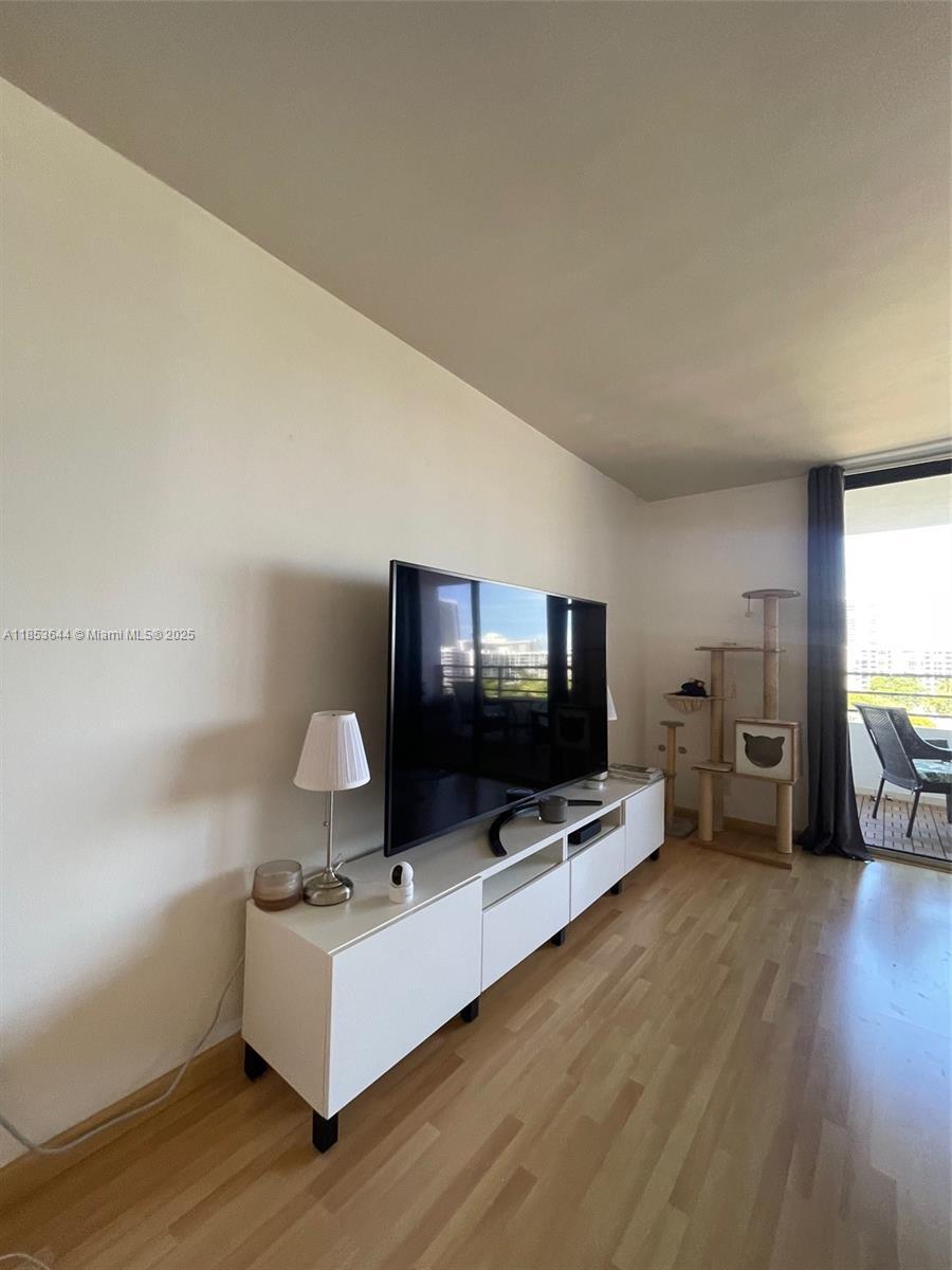 Hallandale Beach, FL 33009 photo 4