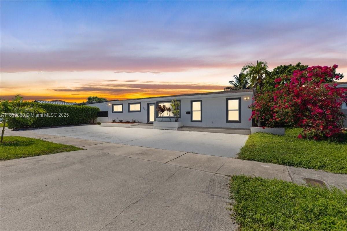 528 W 45th Pl, Hialeah FL 33012 photo 2