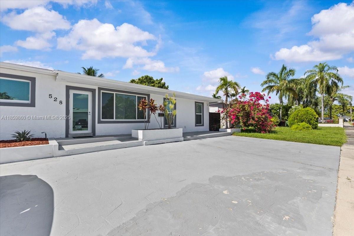 528 W 45th Pl, Hialeah FL 33012 photo 3