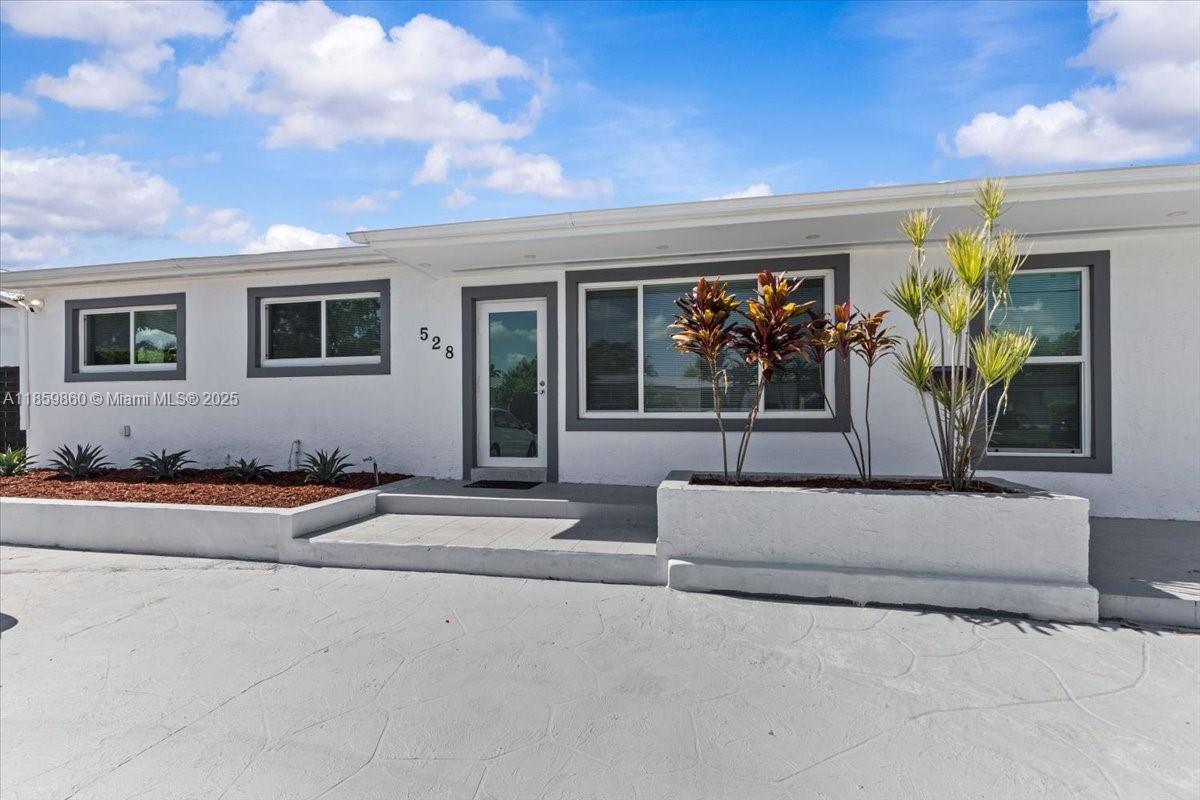 528 W 45th Pl, Hialeah FL 33012 photo 4
