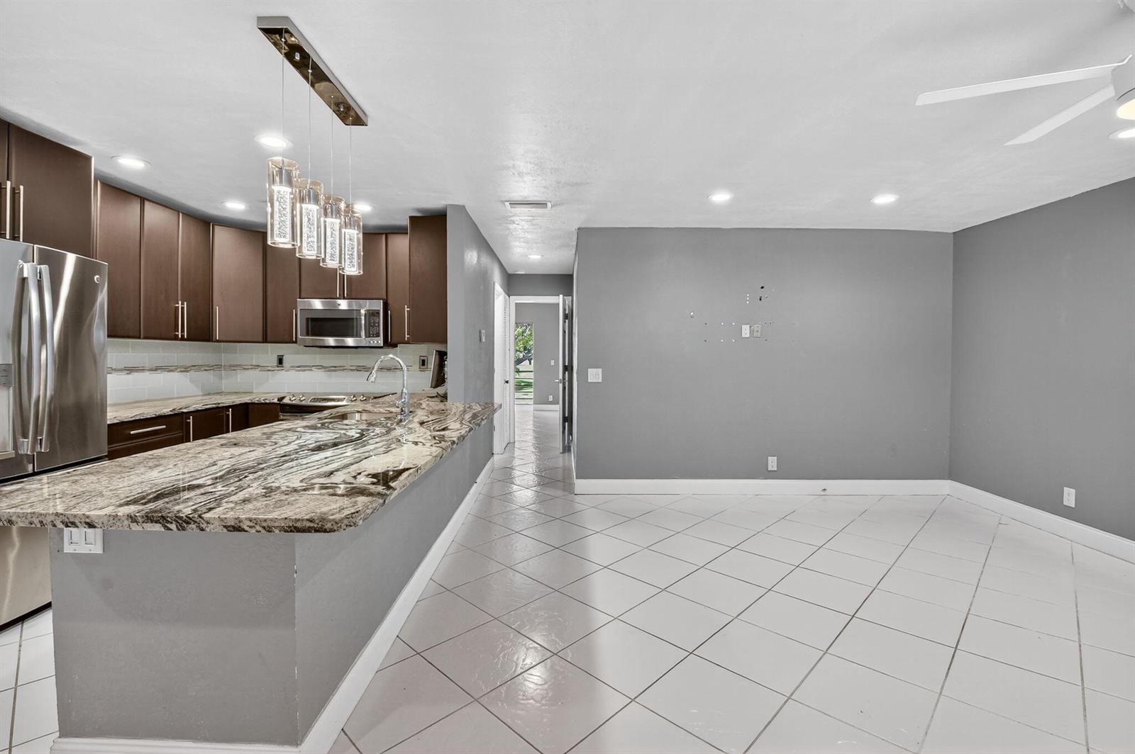 624 Flanders M, Delray Beach FL 33484 photo 4