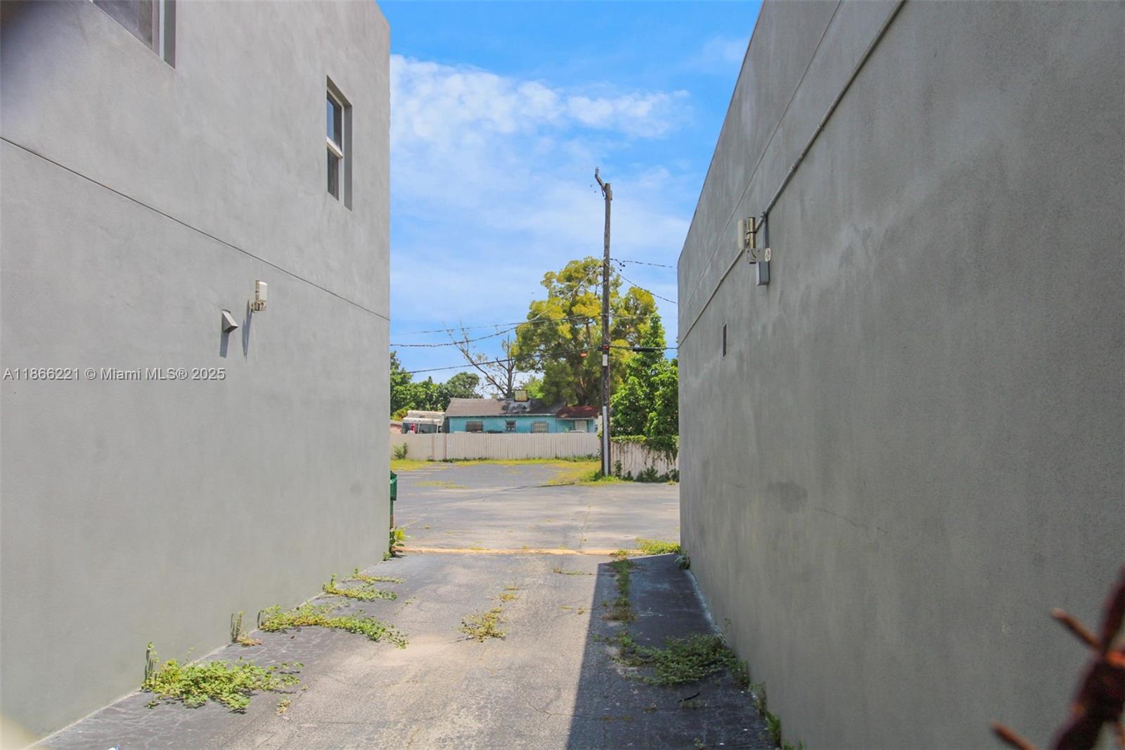 3267 NW 35th St, Miami FL 33142 photo 3
