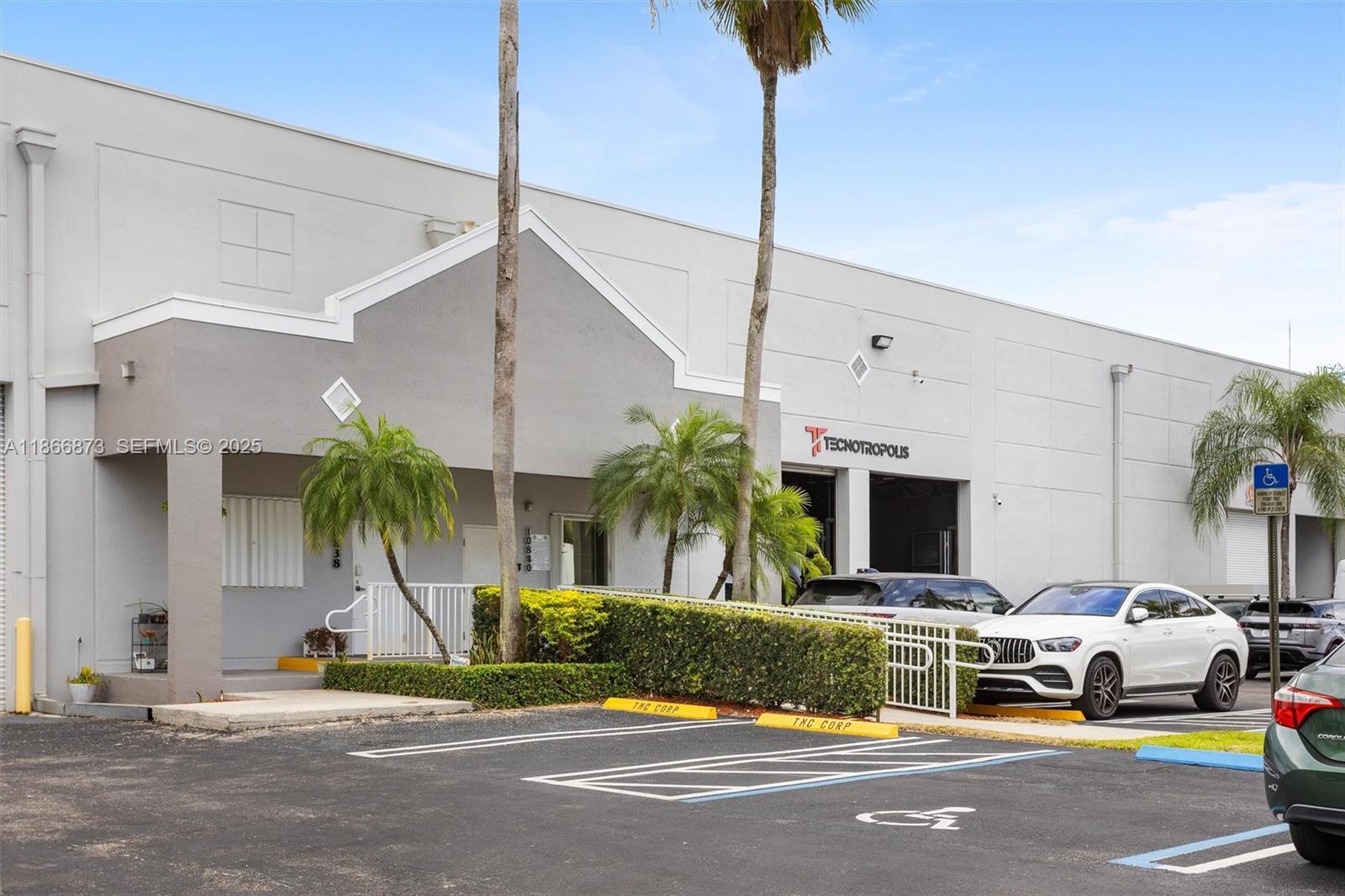 10840 NW 27th St, Doral FL 33172