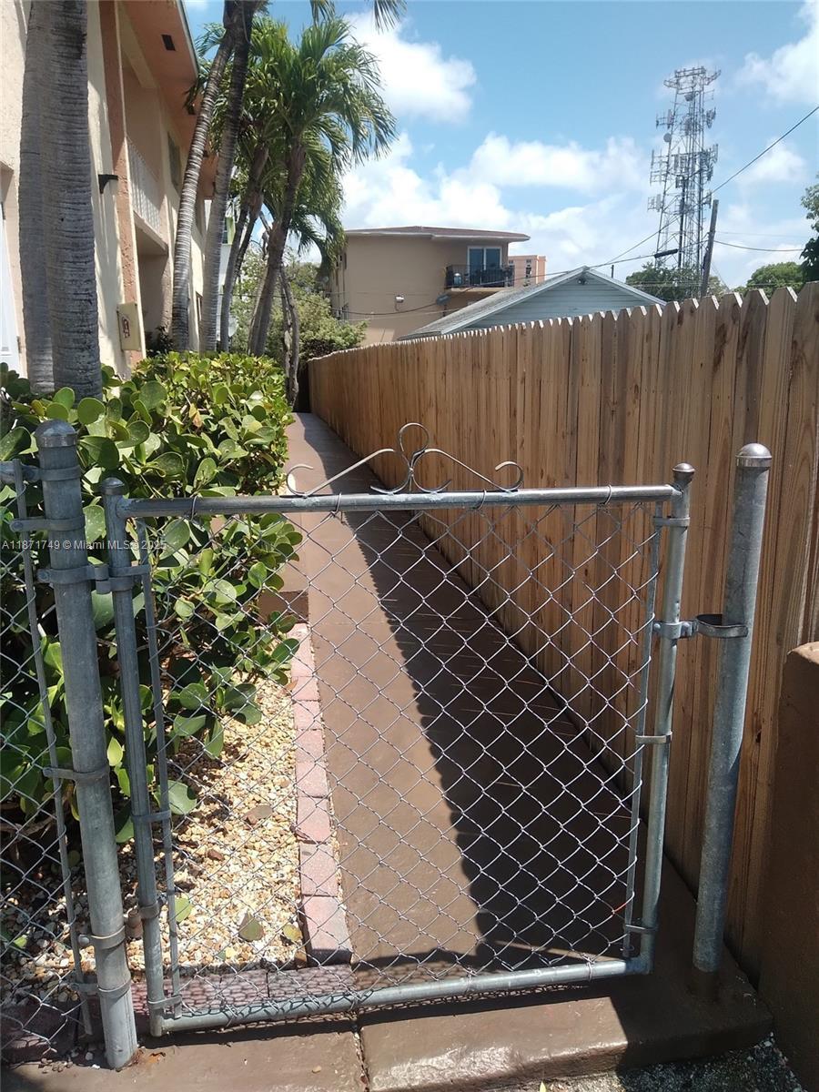 1353 NW 5 St, Miami FL 33125 photo 4