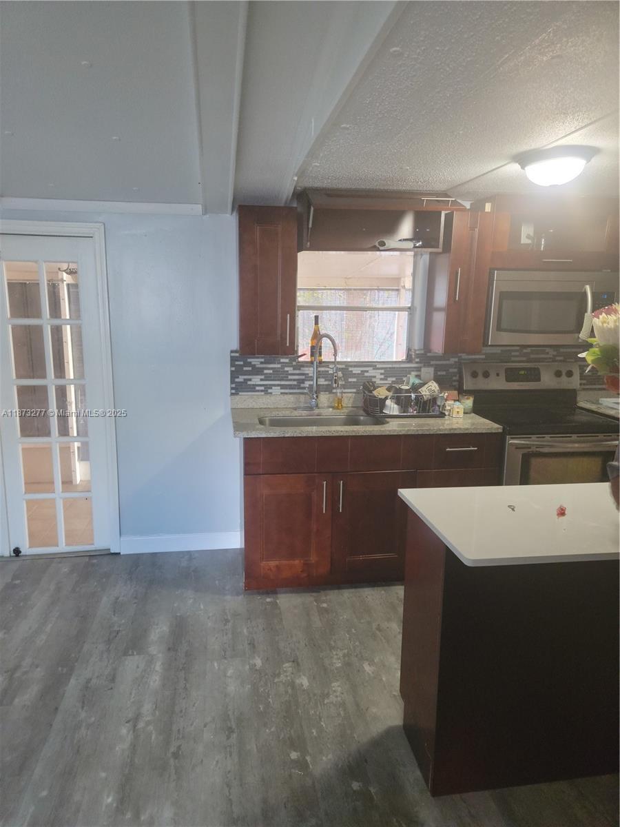 21610 NW 7th Ct, Pembroke Pines FL 33029 photo 2